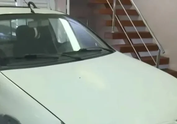 Carro atinge loja no Jacintinho e danifica fachada durante a madrugada