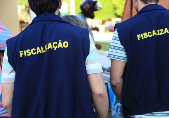 Fiscais orientam vendedores sobre regulamentação do comércio de ambulantes