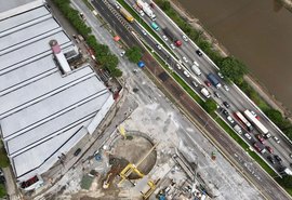 Explosão em drenagem na cratera do metrô de SP deixa funcionários feridos