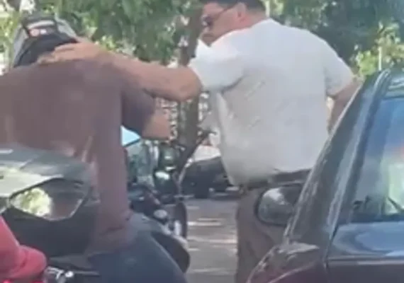 VÍDEO: homem armado ameaça e agride motociclista na Fernandes Lima