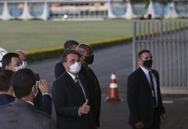 Com gripe e febre, Bolsonaro faz teste para Covid-19