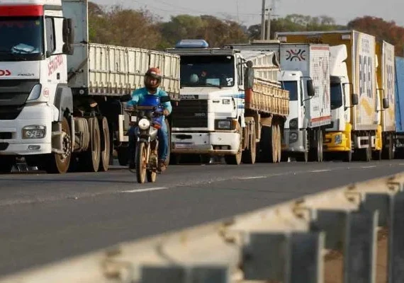 Após anúncio de aumento do combustível, caminhoneiros cobram Bolsonaro e falam em greve