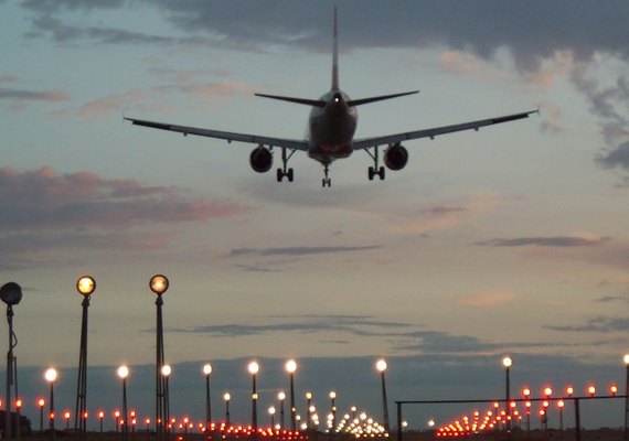 6 voos estão proibidos de desembarcar no Brasil após descoberta de nova variante da Covid, a Ômicron