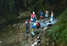 Motociclista cai de altura de 5 metros e vai parar em córrego na Ladeira da Moenda