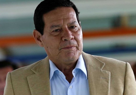 Mourão sobre médicos cubanos: Acho que a metade não volta