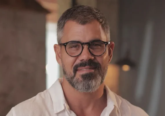 Juliano Cazarré é detonado pelo público e artistas após promover evento para homens