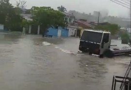 Fortes chuvas: Maceió registra diversos pontos de alagamento e moradores têm casa invadida pela água