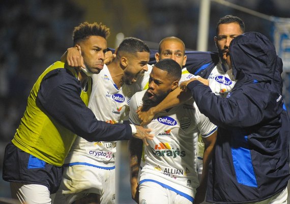 Com gol de Dellatorre, CSA empata com o Avaí e retorna ao G-4