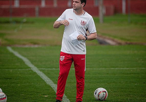 Técnico Daniel Paulista é demitido do CRB após conversas e avaliações do clube