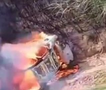Carro pega fogo após capotar na BR-104, em Messias