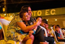 Cine Massa é sucesso em Ipioca e encanta crianças com filme a céu aberto e sorteio de prêmios
