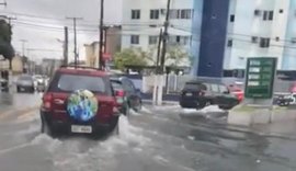 Ruas ficam alagadas após chuvas no bairro do Poço, em Maceió; veja vídeo