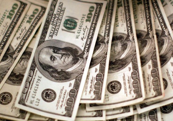 Dólar bate em R$ 5,27, mas termina dia vendido a R$ 5,19