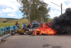 Servidores protestam por pagamento atrasado em Passo de Camaragibe