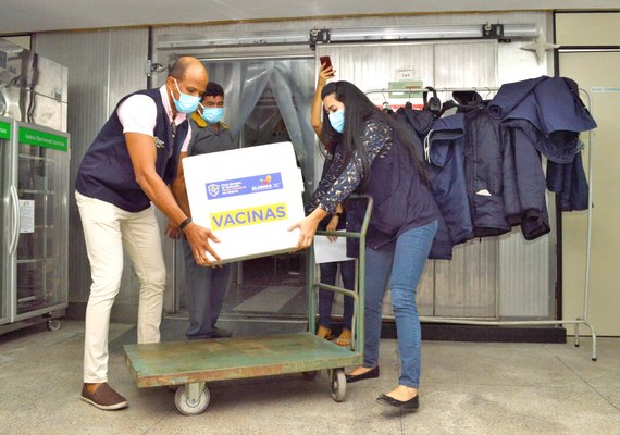 Alagoas recebe um pouco mais de 79 mil doses de vacinas contra Covid-19 nesta sexta (24)