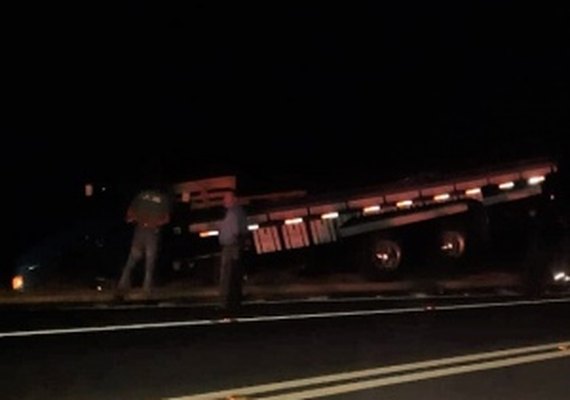 Carreta tomba em trecho da Ponte Rio Bulangi na noite de terça