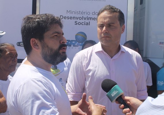 Renan Filho assegura recursos para pagar programa do leite