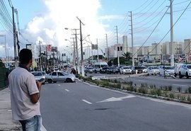 Carro bate em poste e deixa duas vítimas na ﻿Av. Menino Marcelo