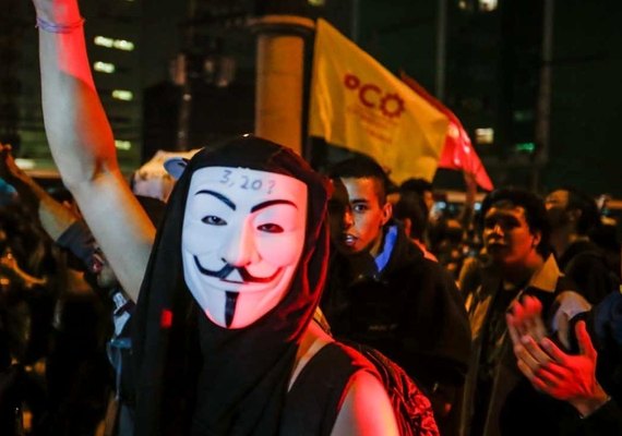 Governo proíbe uso de máscaras em atos públicos