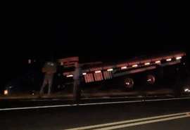 Carreta tomba em trecho da Ponte Rio Bulangi na noite de terça