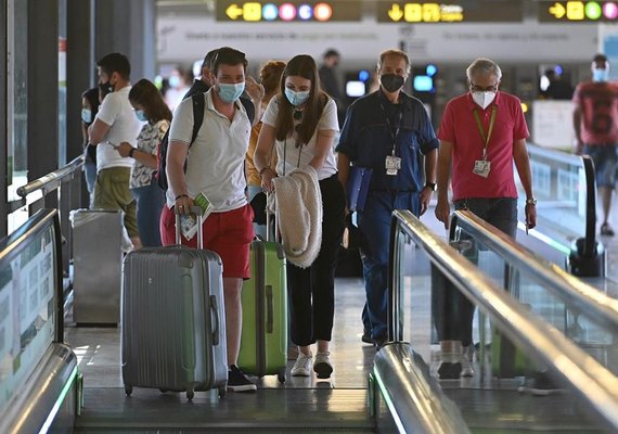 Máscara em aeroportos e aviões volta a ser obrigatória nesta sexta