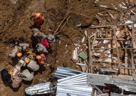 Petrópolis inicia 5º dia de buscas com previsão de chuvas