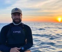 Surfista brasileiro operado após ser atingido no coração por peixe-espada