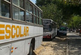 Motoristas escolares da rede estadual fazem protesto por atraso nos salários