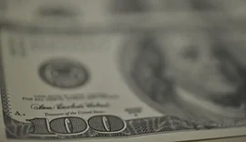 Dólar recua, bolsa cai e petróleo dispara com tensão no Oriente Médio