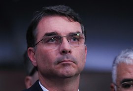 Flávio Bolsonaro chega aos EUA para audiência sobre tarifas e critica gestores