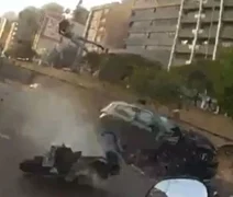 Cenas fortes: rapaz “voa” em colisão de moto e morre fugindo da PM