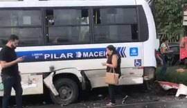 Colisão entre carreta e van causa lentidão na BR-316 em Satuba