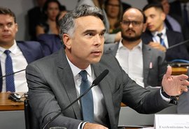 Deputado denuncia atrasos de salários de professores em escolas da capital