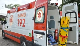 Colisão entre carro e caminhão deixa homem preso às ferragens em AL