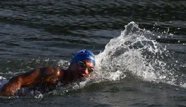 Ana Marcela Cunha briga, mas termina em 4º lugar na maratona aquática