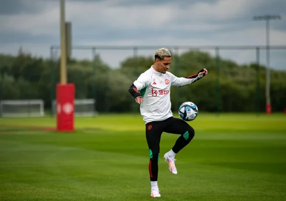 Investigado por agressão, Antony é reintegrado pelo Manchester United