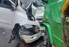 Vídeo: Colisão frontal entre Spin e caminhão deixa três mortos e múltiplos feridos em AL