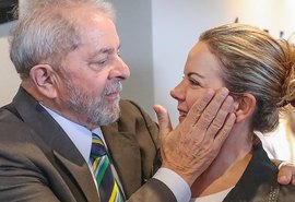 Gleisi reafirma candidatura de Lula após encontrar ex-presidente