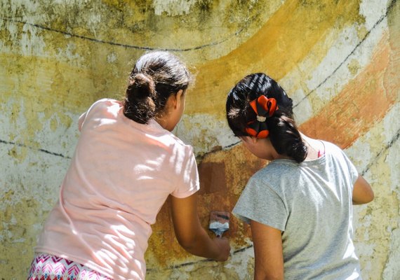 Oficinas de arte e reciclagem beneficiam usuários de Caps