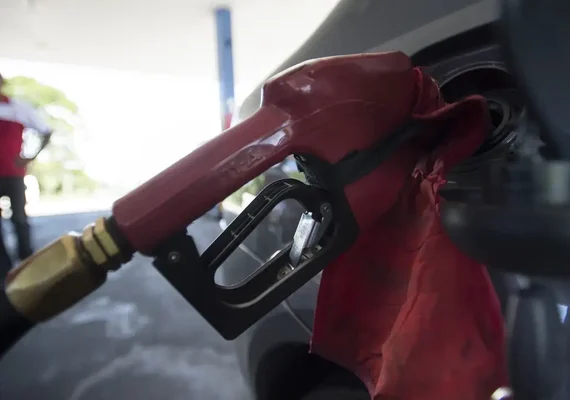 Governo corta impostos e anuncia subsídio para segurar preço do diesel