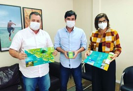 Prefeito e secretária de turismo de Porto de Pedras recebem novos guias turísticos do município