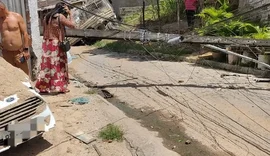 VÍDEO: Caminhão desgovernado invade casa, derruba poste e destrói carro estacionado em Maceió