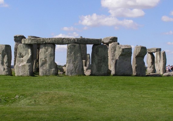 Estrutura de madeira de 5 mil anos revela culto solar anterior a Stonehenge