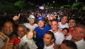 Paulo e Renan Filho inovam com caravanas e vão a 12 cidades num só dia