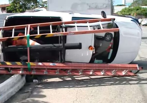 Carro da Equatorial capota após ser atingido por picape no Pinheiro