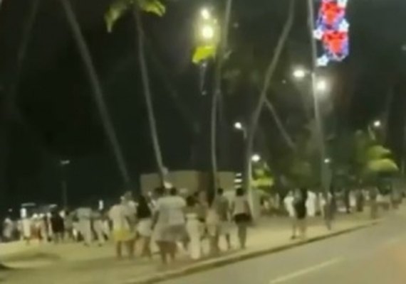 População promove queima de fogos na orla de Maceió