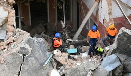 Um mês após explosão de Beirute equipes de resgates encontram sinais de vida nos escombros