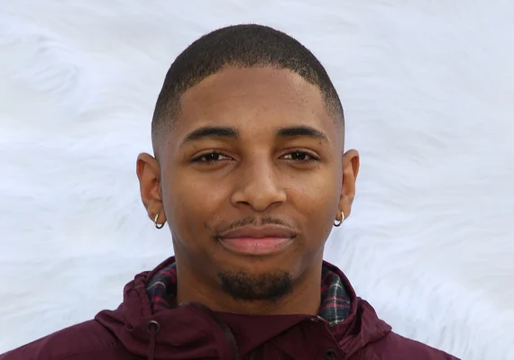 Ator de 27 anos é condenado por estupro e pode pegar 100 anos de prisão