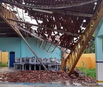 Parte do teto de escola desaba na parte alta de Maceió