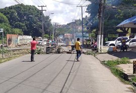 Moradores protestam contra a Braskem e bloqueiam via no Mutange